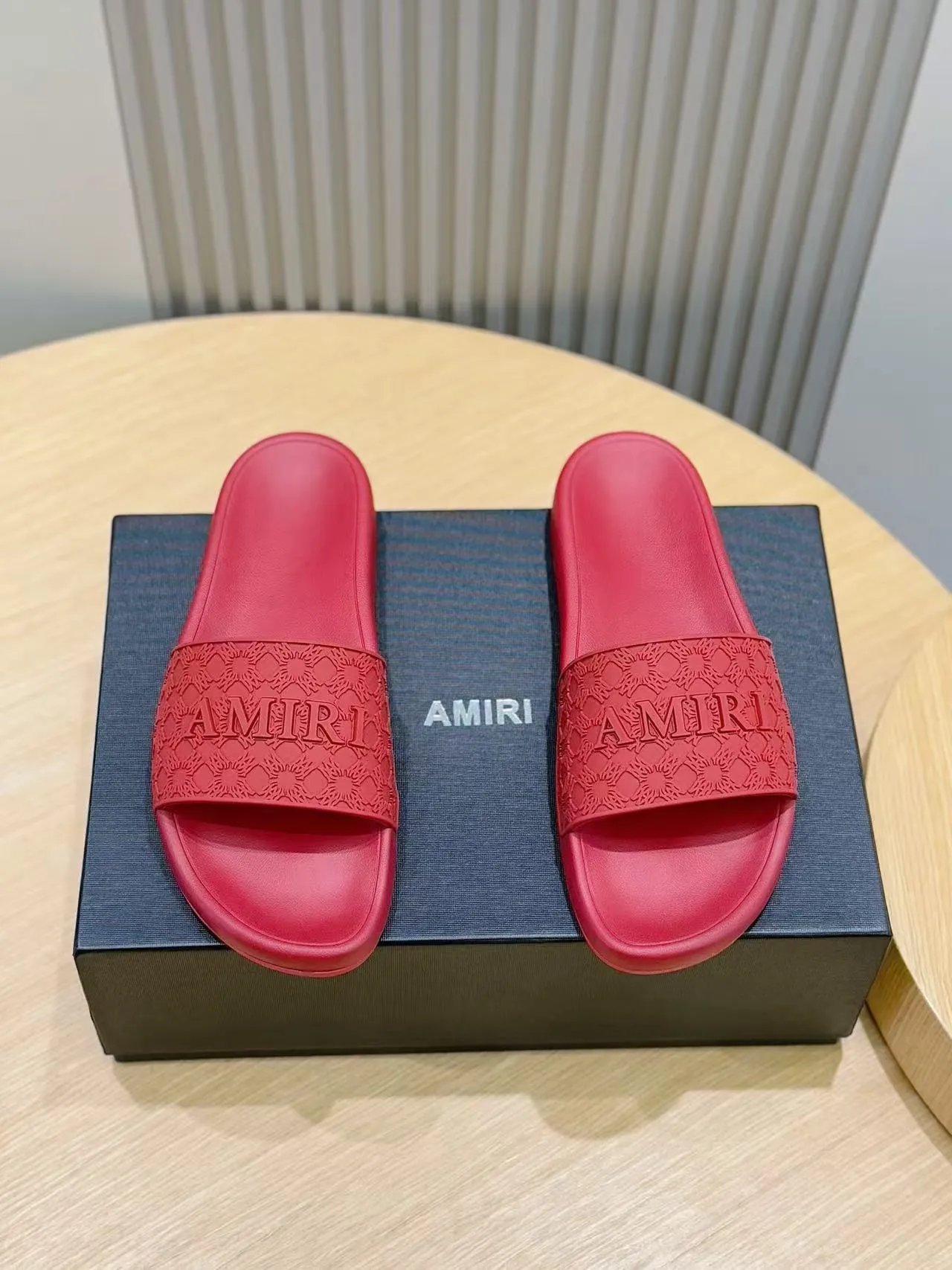 [AMIRI* Emil] P: 300💰 Size: 39-45 Official website new original 1:1 AMIRI* Emil classic men's slippers, high-end boutique, original material, TPU upper, foam bottom, fine workmanship, casual, loose and comfortable, a must-have in summer.